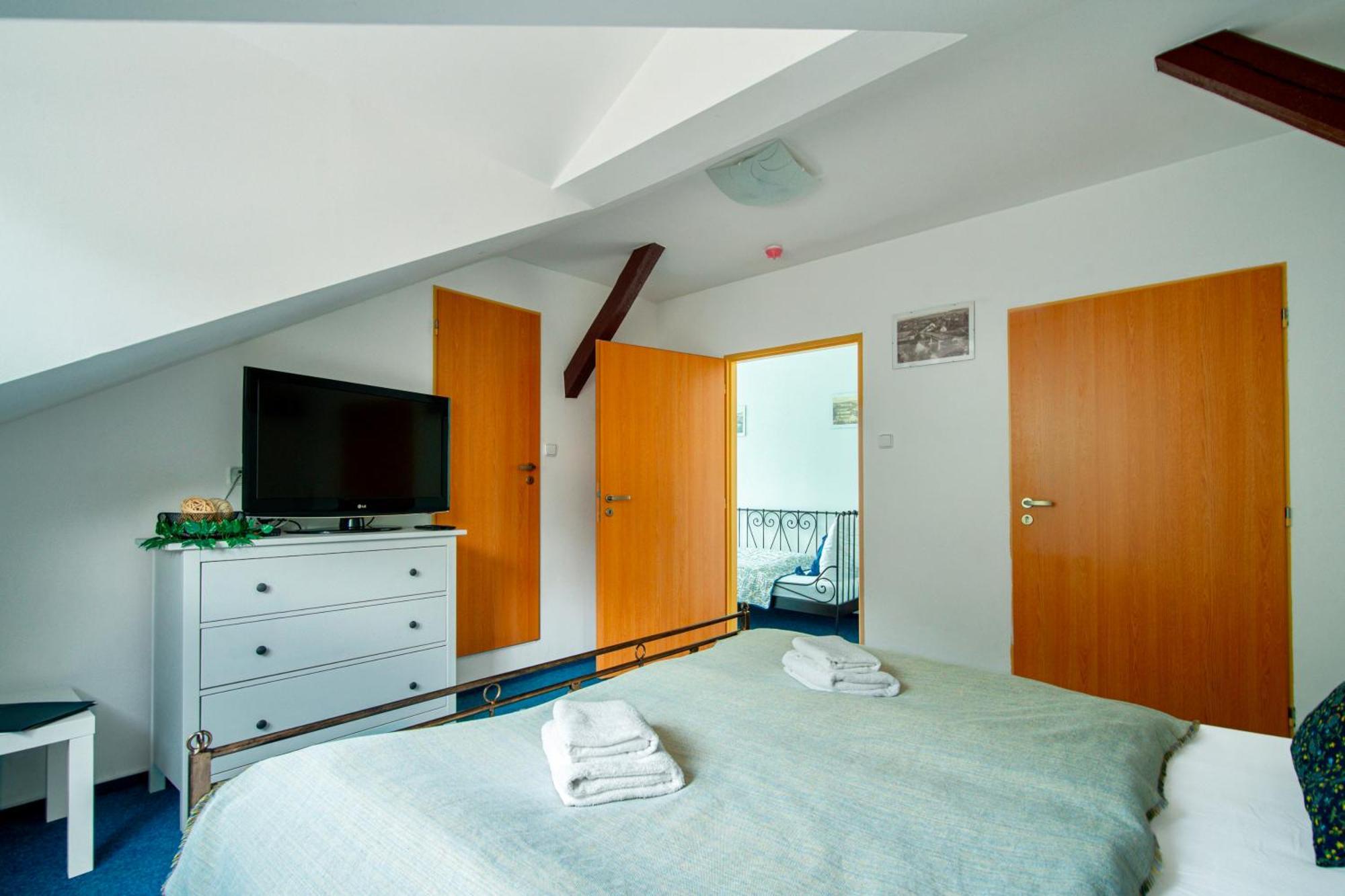 Hotel Ostende Chocerady Εξωτερικό φωτογραφία